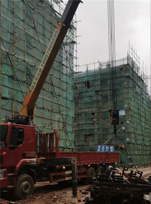 天涯区“慢工细活”—— 吊车的 “微动控制” 技术