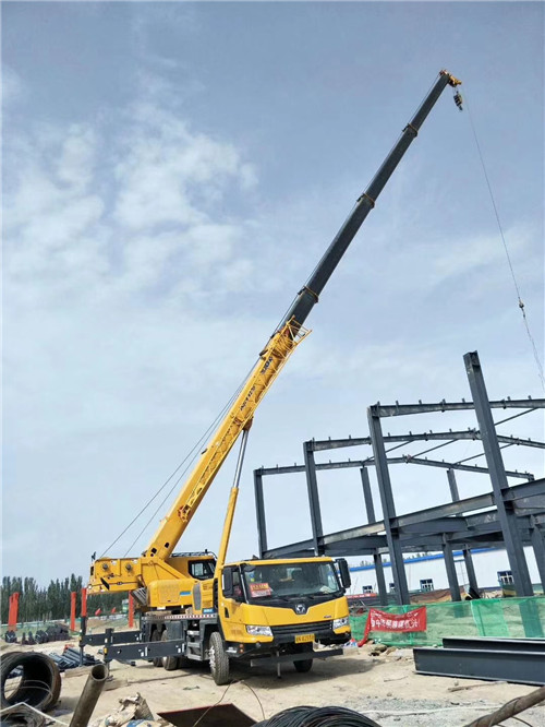 天涯区超高层建筑钢结构吊装案例